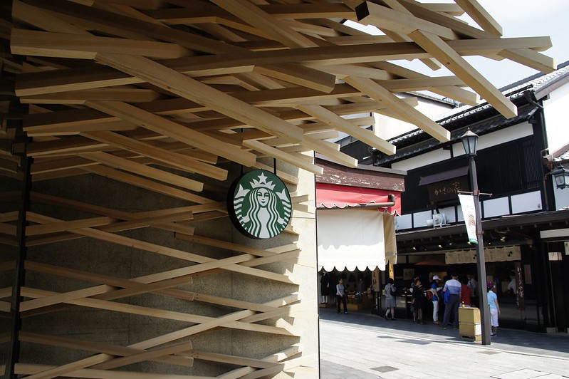 Japan Dazaifu Starbucks,The aesthetic harmony of modern and traditional building materials