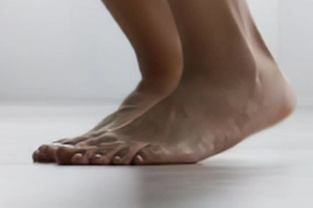 Why Does Wood Flooring Feel Warmer Underfoot? |  From Comfortable Touch to Natural Humidity Control